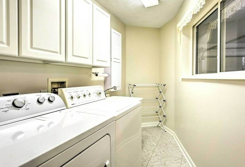 Lakefront Hendersonville Cabin Near Fishing!