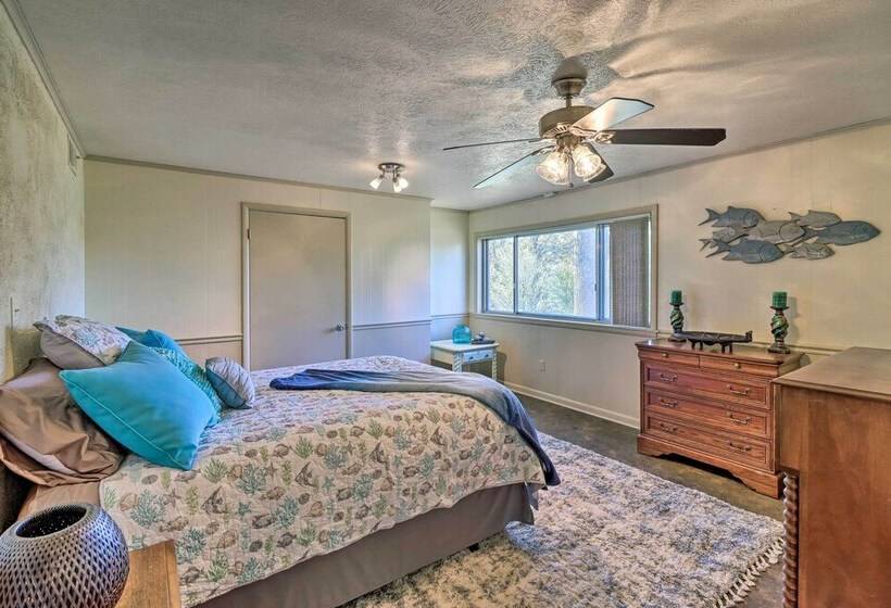 Large Home W/ Games: Walk To Bull Shoal Lake!