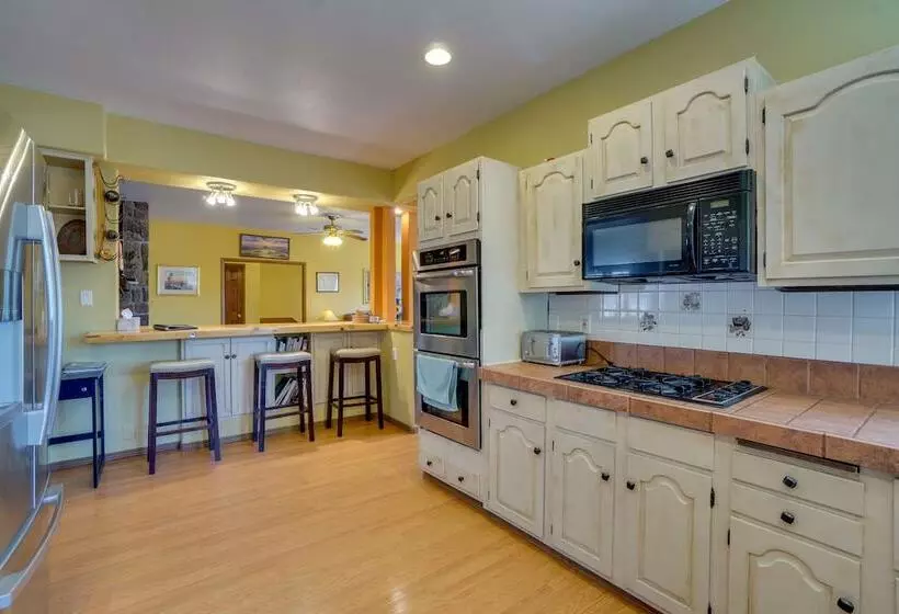 Monument House   Breweries, Hiking & Museums!