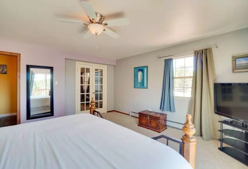 Monument House   Breweries, Hiking & Museums!