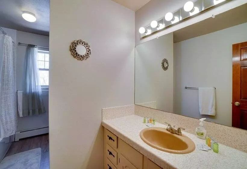 Monument House   Breweries, Hiking & Museums!