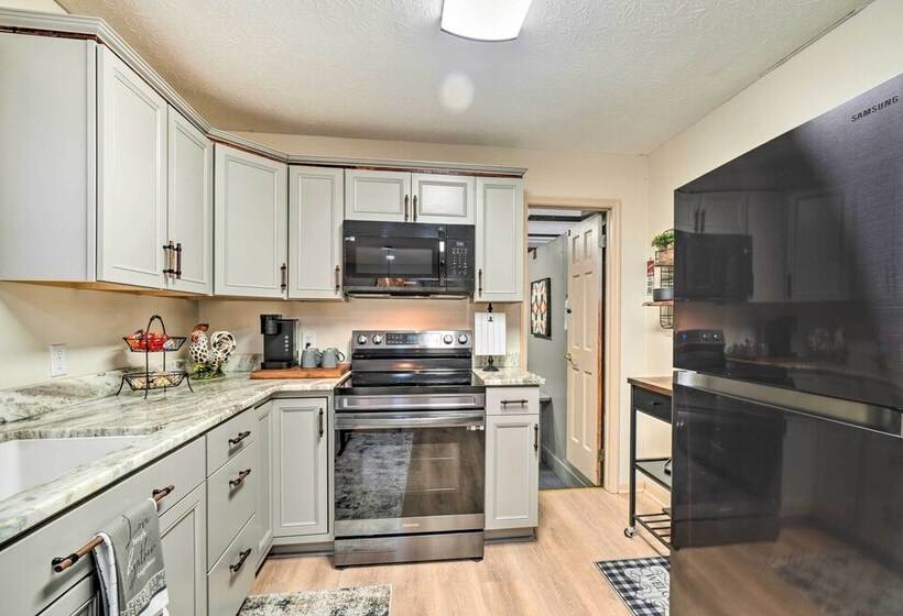 Peaceful Jamestown Retreat W/ Sauna!