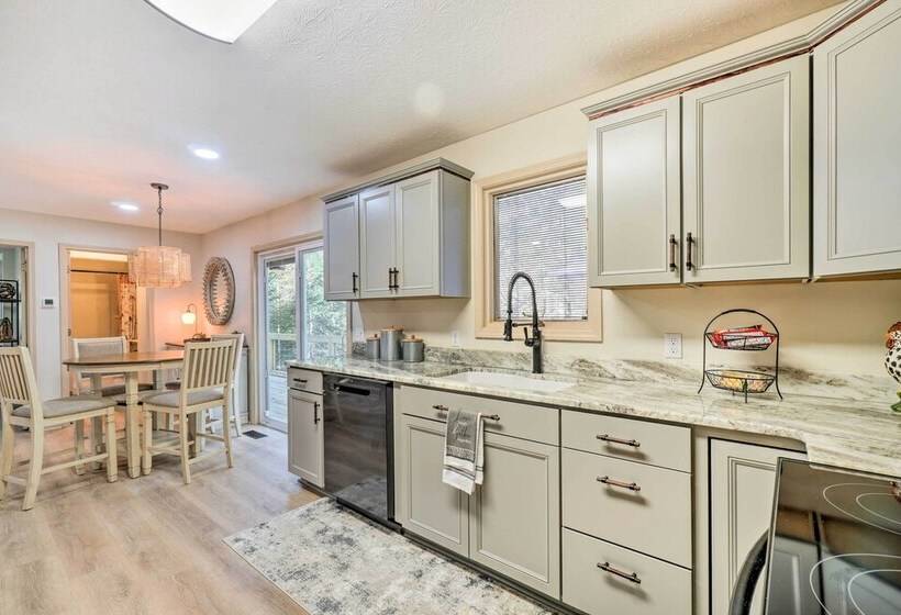 Peaceful Jamestown Retreat W/ Sauna!