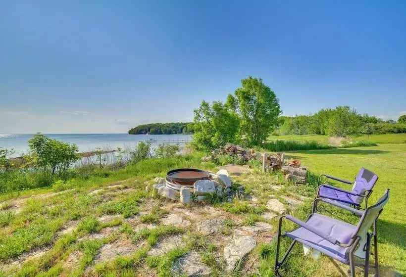 Prairie Style Home On Garden Bay W/ Deck + Hot Tub