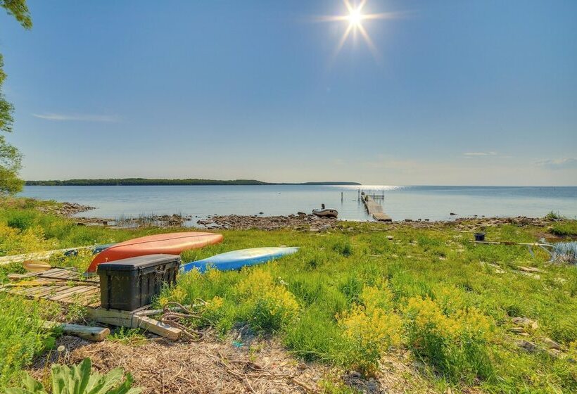 Prairie Style Home On Garden Bay W/ Deck + Hot Tub