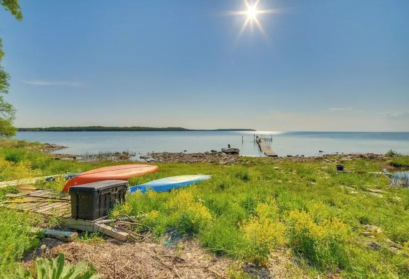 Prairie Style Home On Garden Bay W/ Deck + Hot Tub