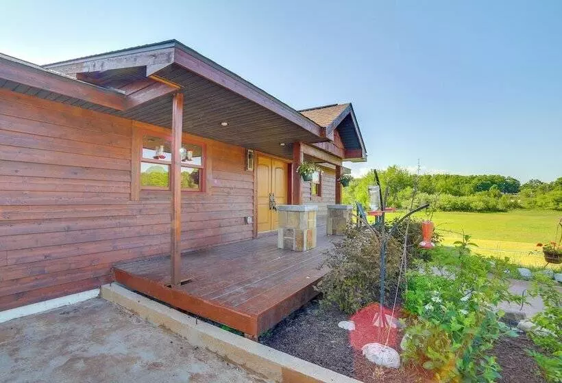 Prairie Style Home On Garden Bay W/ Deck + Hot Tub