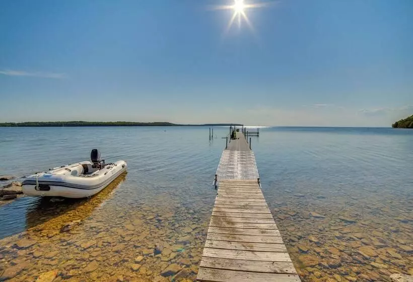 Prairie Style Home On Garden Bay W/ Deck + Hot Tub