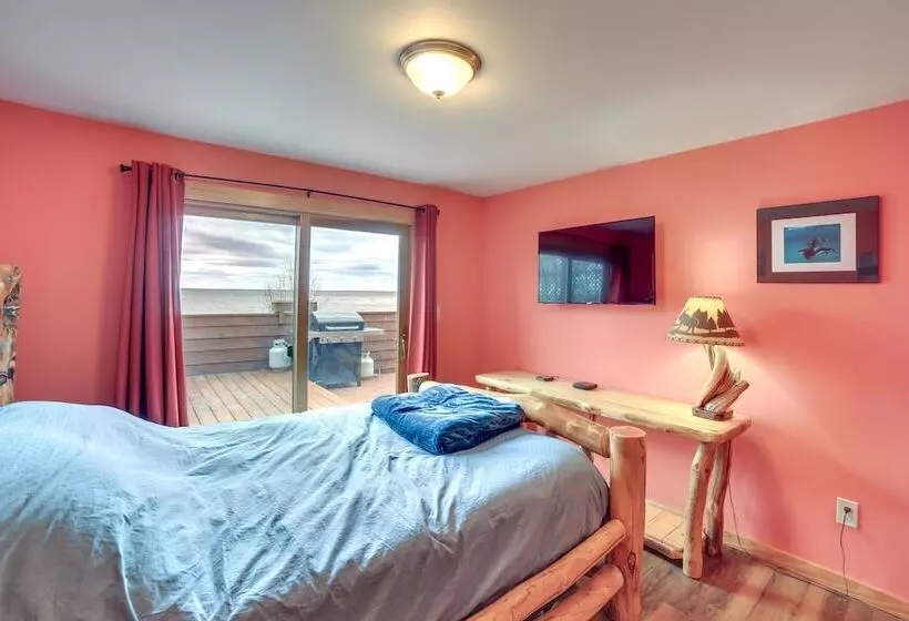 Prairie Style Home On Garden Bay W/ Deck + Hot Tub