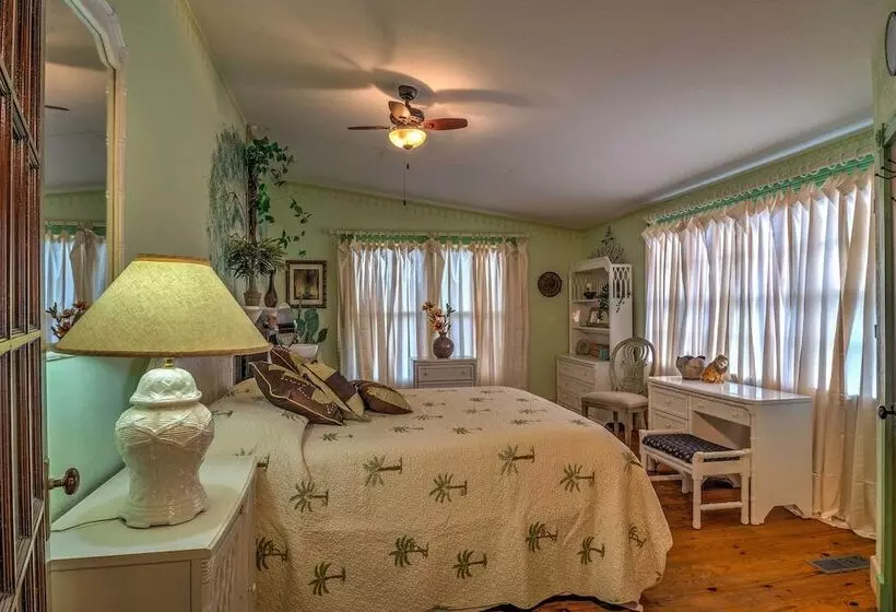 Russellville House W/ Garden   Walk To Main Street