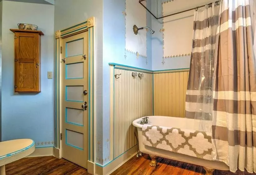 Russellville House W/ Garden   Walk To Main Street