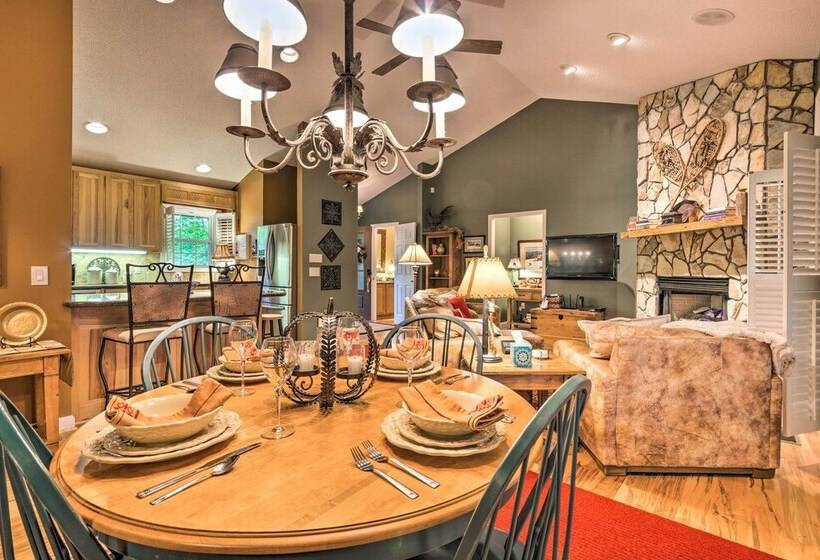 Screened Porch + 3 Decks: Beech Mountain Cabin