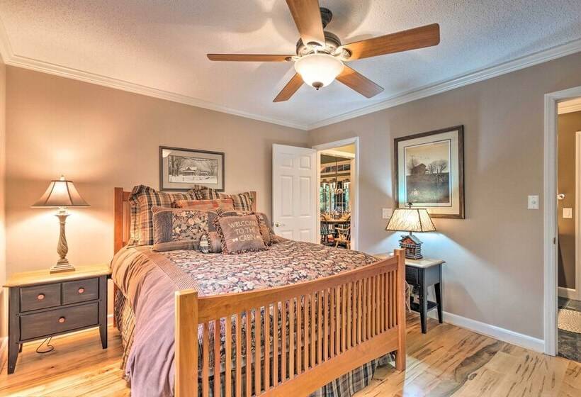 Screened Porch + 3 Decks: Beech Mountain Cabin