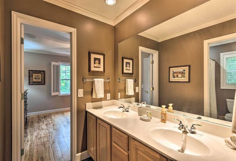 Screened Porch + 3 Decks: Beech Mountain Cabin