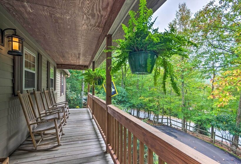 Screened Porch + 3 Decks: Beech Mountain Cabin