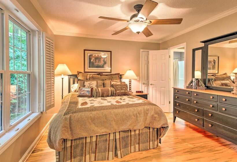 Screened Porch + 3 Decks: Beech Mountain Cabin