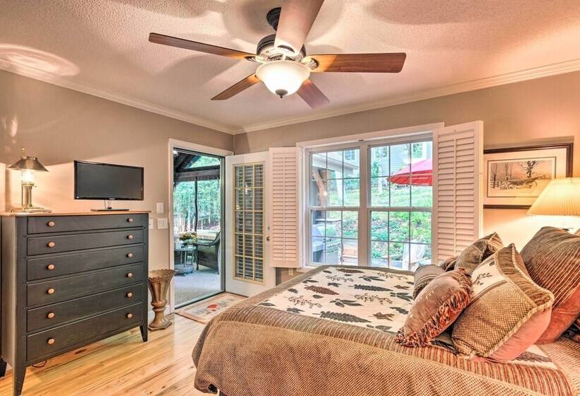 Screened Porch + 3 Decks: Beech Mountain Cabin