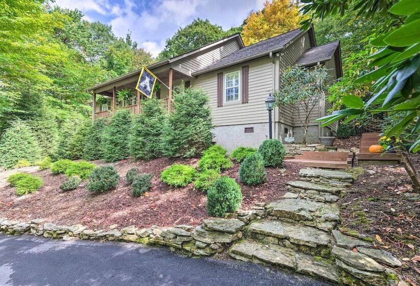 Screened Porch + 3 Decks: Beech Mountain Cabin