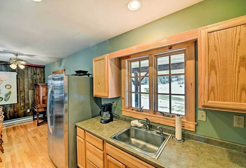 West Dover Home W/ Deck ~ 2 Mi To Mount Snow!