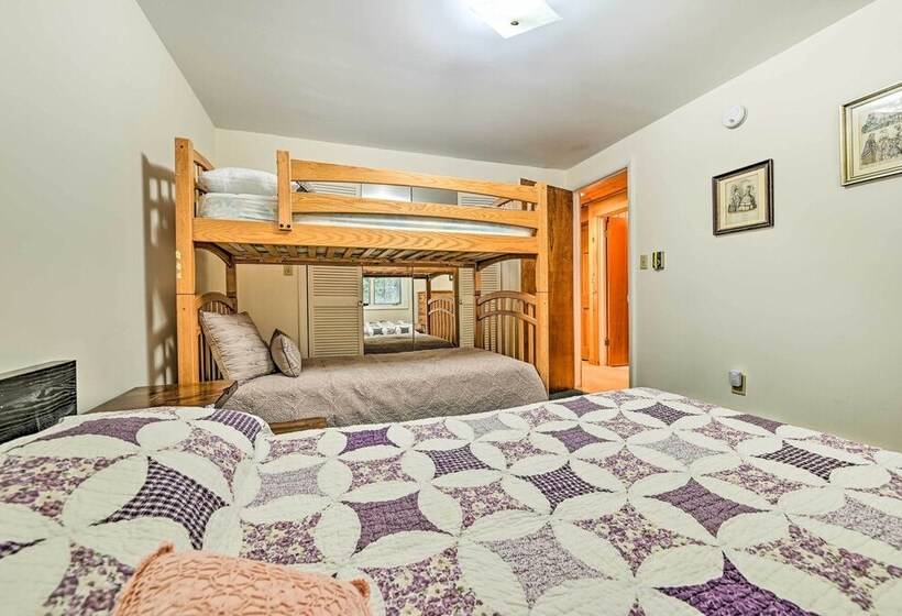 West Dover Home W/ Deck ~ 2 Mi To Mount Snow!