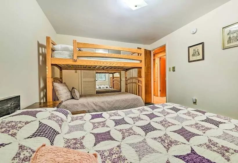 West Dover Home W/ Deck ~ 2 Mi To Mount Snow!