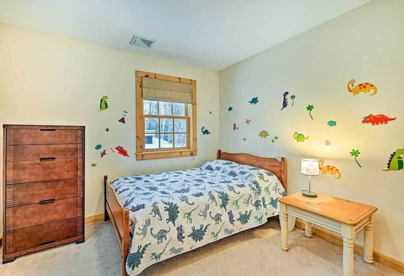 West Dover Home W/ Deck ~ 2 Mi To Mount Snow!