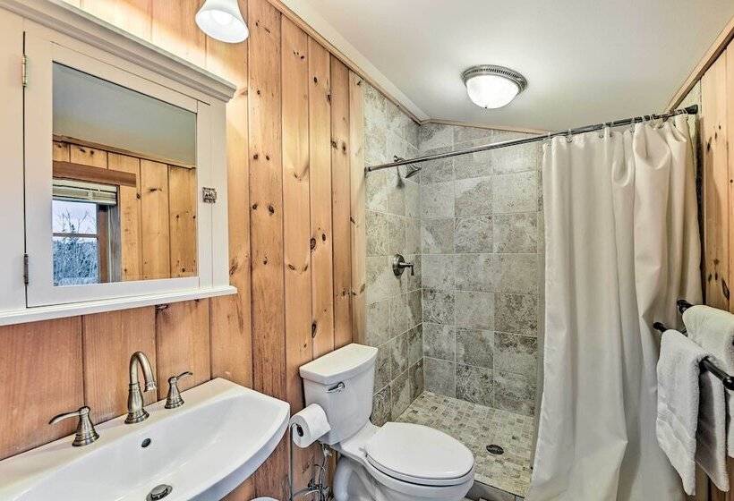 West Dover Home W/ Deck ~ 2 Mi To Mount Snow!