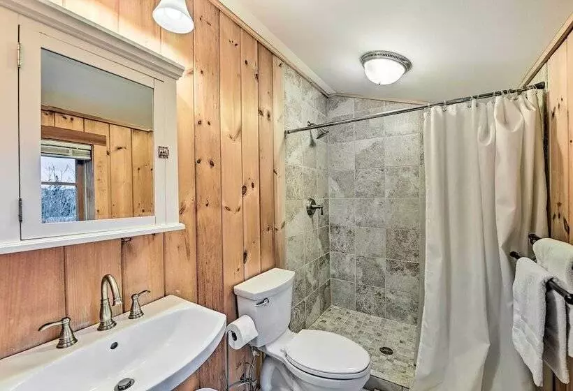 West Dover Home W/ Deck ~ 2 Mi To Mount Snow!