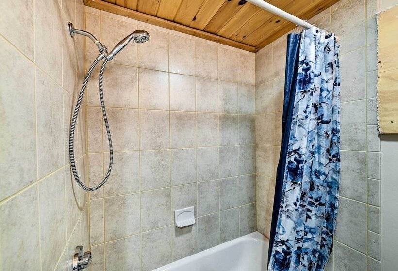 West Dover Home W/ Deck ~ 2 Mi To Mount Snow!