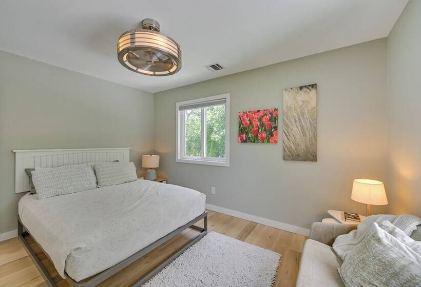 Alluring Hampton Bays Hideaway < 2 Mi To Beach!