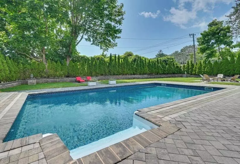 Alluring Hampton Bays Hideaway < 2 Mi To Beach!