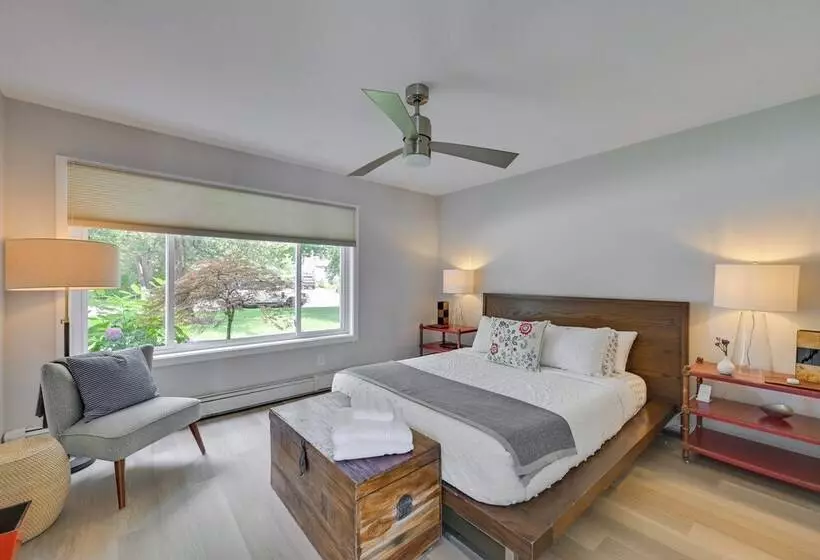 Alluring Hampton Bays Hideaway < 2 Mi To Beach!