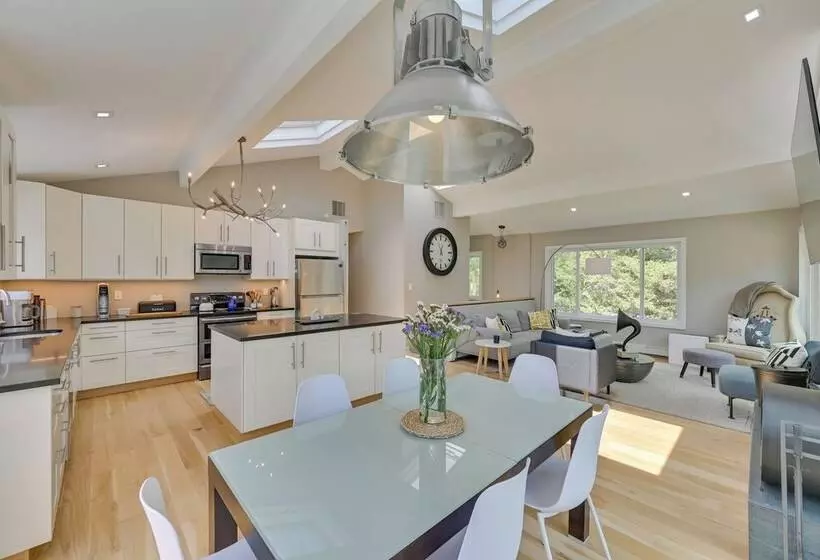 Alluring Hampton Bays Hideaway < 2 Mi To Beach!