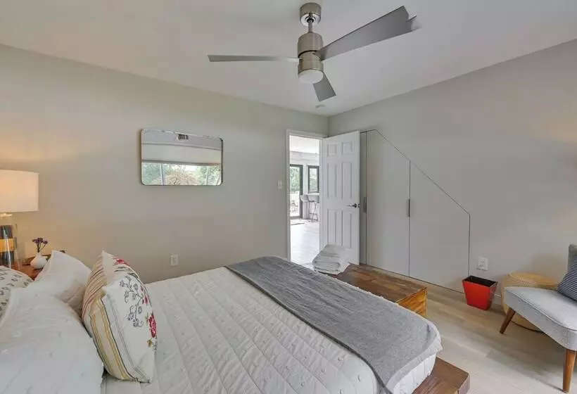 Alluring Hampton Bays Hideaway < 2 Mi To Beach!