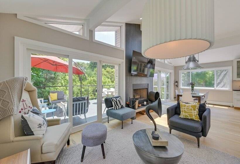 Alluring Hampton Bays Hideaway < 2 Mi To Beach!