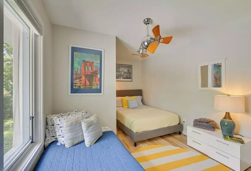 Alluring Hampton Bays Hideaway < 2 Mi To Beach!