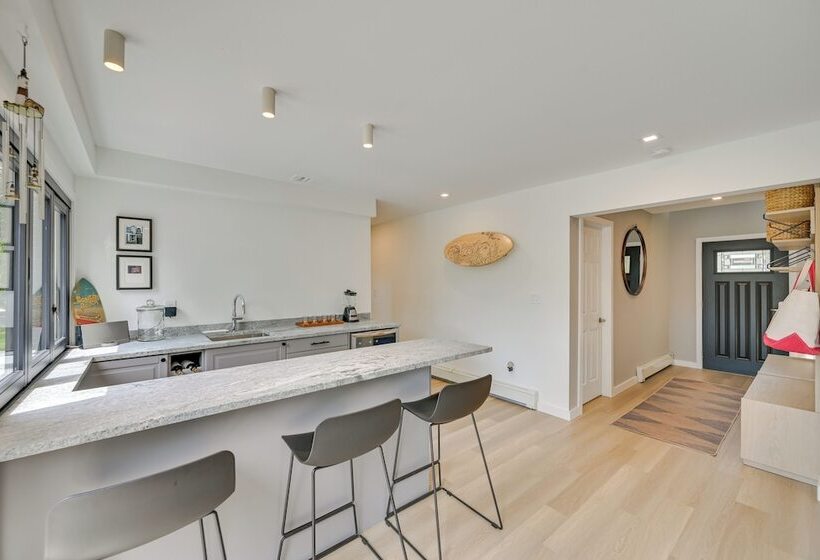 Alluring Hampton Bays Hideaway < 2 Mi To Beach!