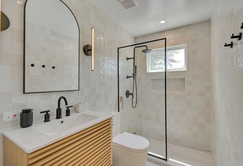 Alluring Hampton Bays Hideaway < 2 Mi To Beach!