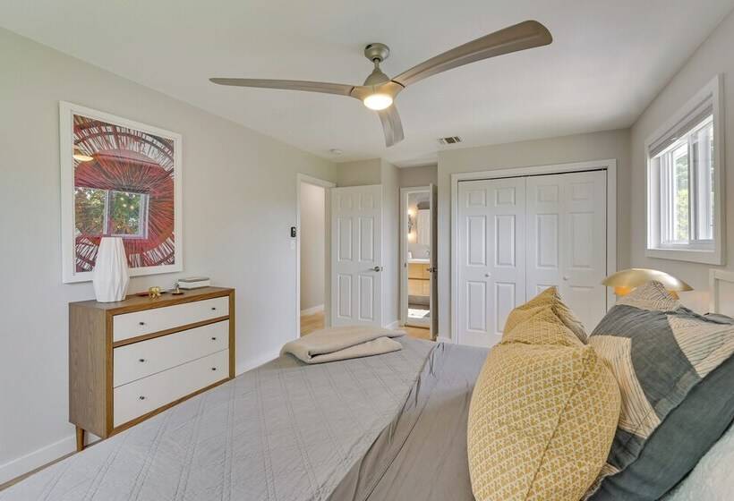 Alluring Hampton Bays Hideaway < 2 Mi To Beach!