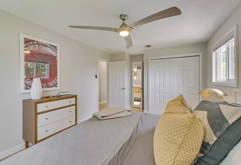 Alluring Hampton Bays Hideaway < 2 Mi To Beach!