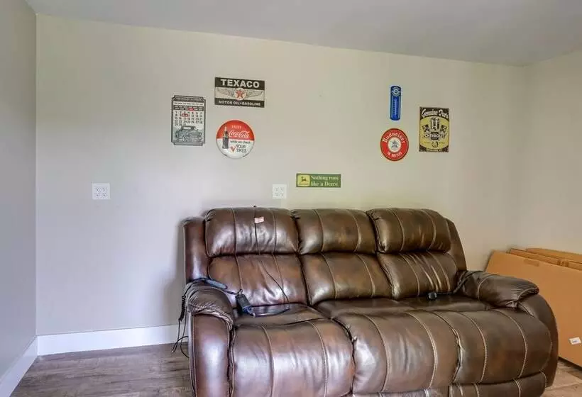 Beautiful Franklin Home W/ Bunkhouse & Hot Tub!