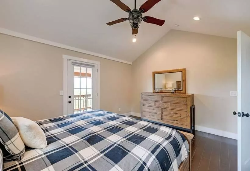 Beautiful Franklin Home W/ Bunkhouse & Hot Tub!