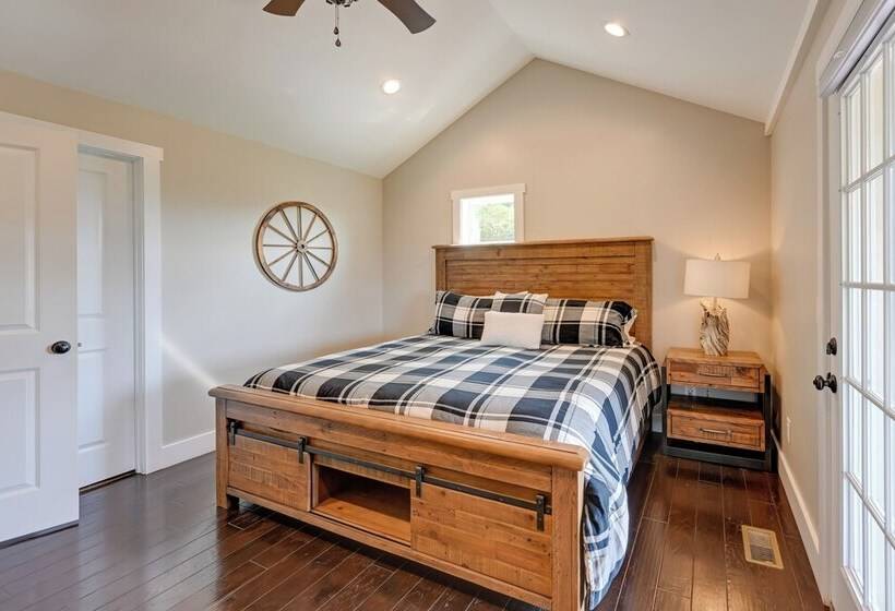 Beautiful Franklin Home W/ Bunkhouse & Hot Tub!