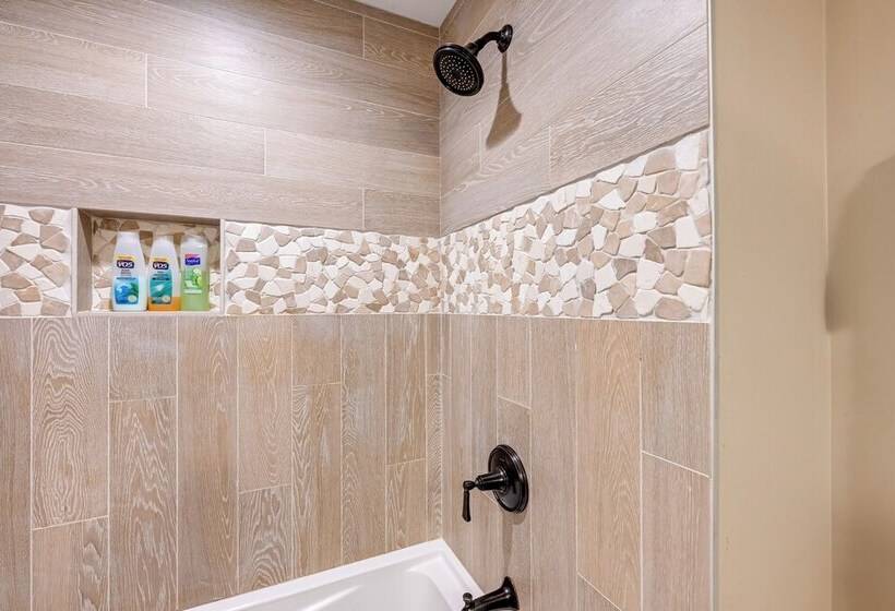 Beautiful Franklin Home W/ Bunkhouse & Hot Tub!