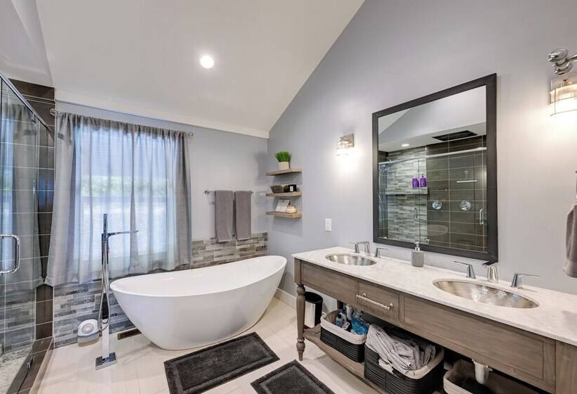 Beautiful Franklin Home W/ Bunkhouse & Hot Tub!