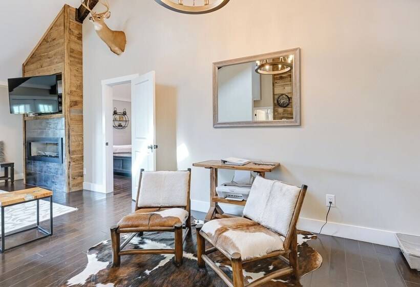 Beautiful Franklin Home W/ Bunkhouse & Hot Tub!