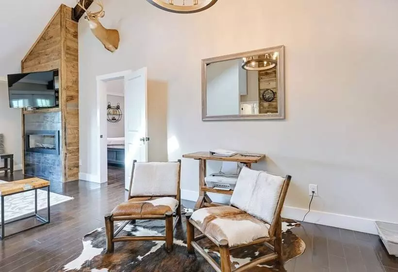 Beautiful Franklin Home W/ Bunkhouse & Hot Tub!