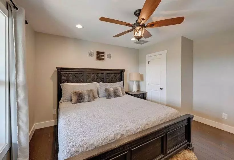 Beautiful Franklin Home W/ Bunkhouse & Hot Tub!