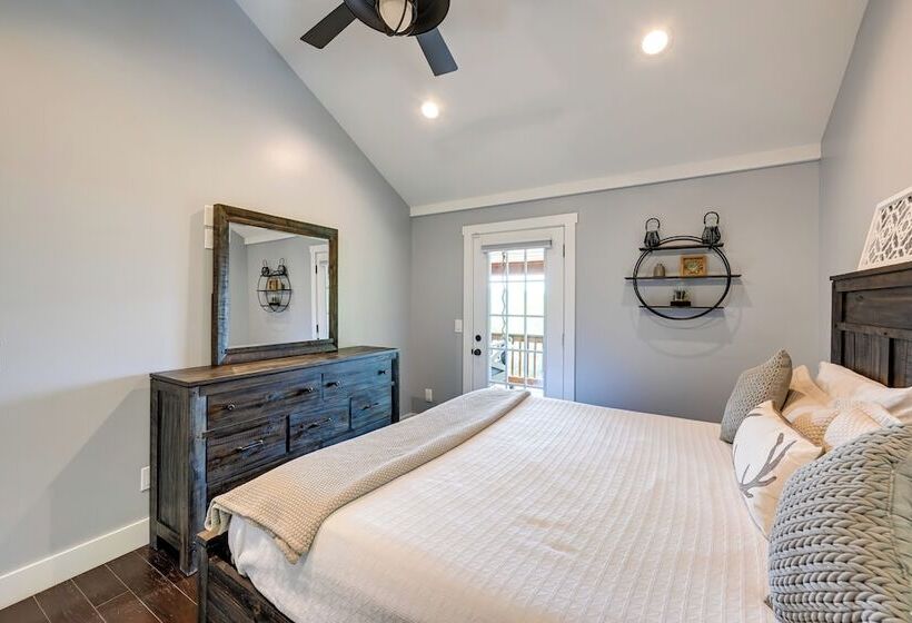 Beautiful Franklin Home W/ Bunkhouse & Hot Tub!