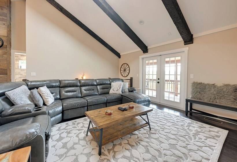 Beautiful Franklin Home W/ Bunkhouse & Hot Tub!